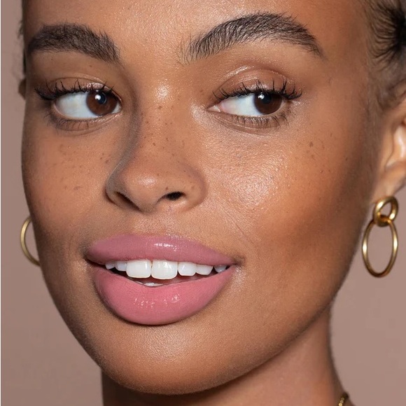 3/$50 💫 ILIA
Balmy Gloss Tinted Lip Oil in Petals - Picture 4 of 7